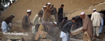 په پاکستان کې د ۲۰۱۰ کال په اوږدو کې لږ تر لږه اته خبریالان او فعالان د بریدونو او چاودنو قرباني شوي دي